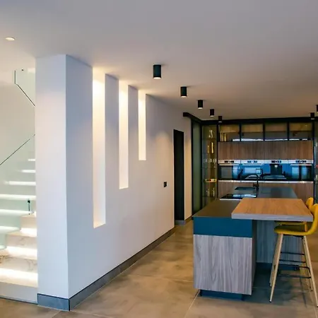 7 Bedroom - By Apricus Holidays אדחה