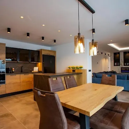 7 Bedroom - By Apricus Holidays * אדחה