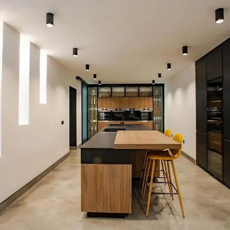 7 Bedroom - By Apricus Holidays *