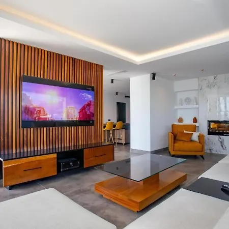 7 Bedroom - By Apricus Holidays